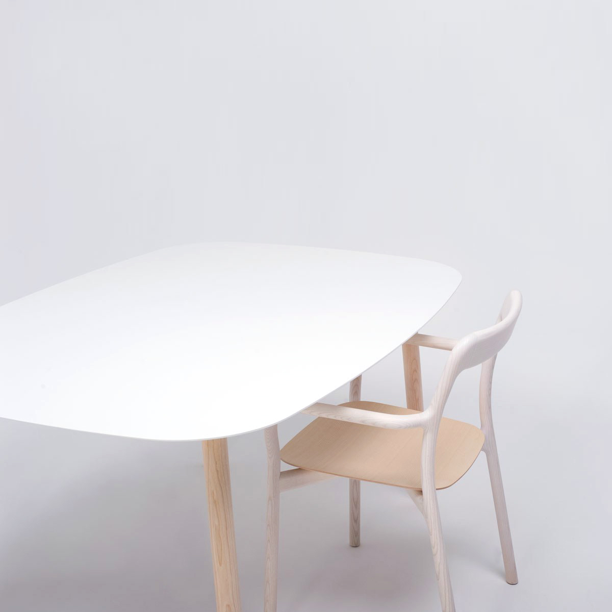 乐竞平台 - 桌几|餐桌|办公家具|设计师家具|布兰卡餐桌